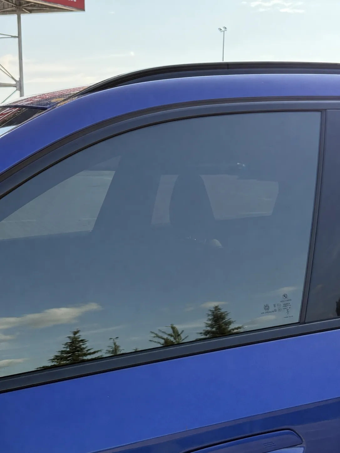 Dezelfde auto na de montage — ruiten met verduisteringspanelen