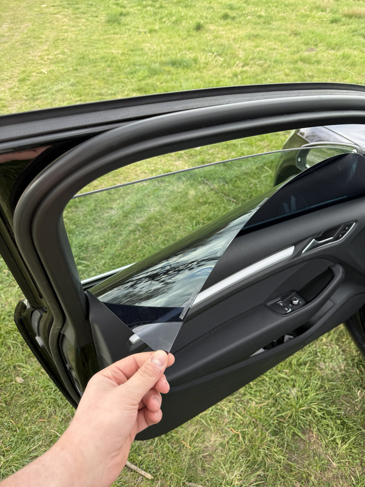 Auto met verduisterde ruiten dankzij afneembare verduisteringspanelen