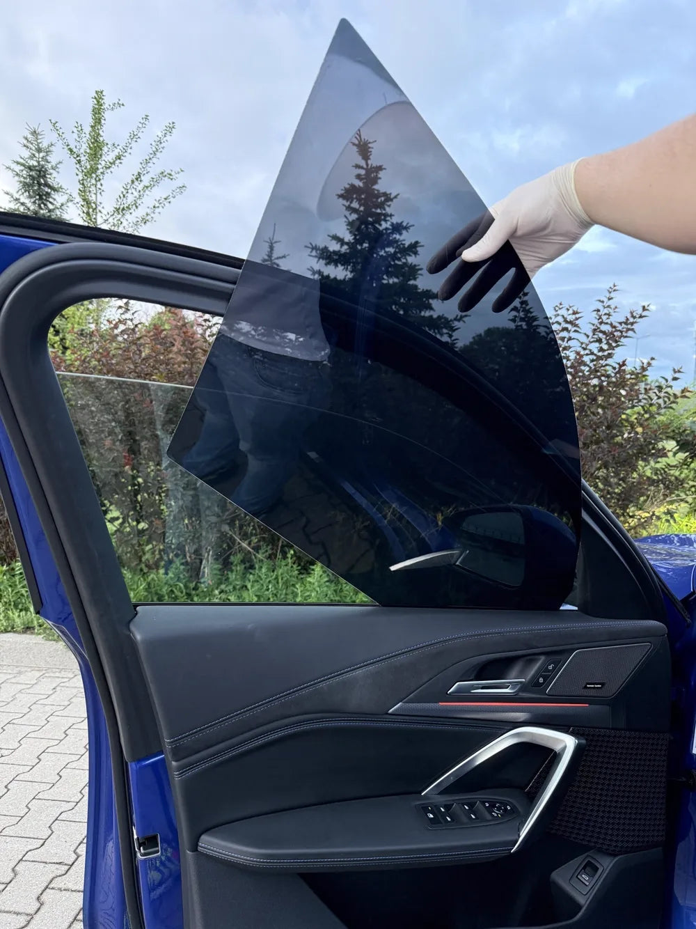 Verduisteringspaneel achter de afdichting van de ruit schuiven